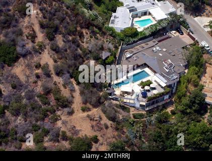 Esclusivo!! Ryan Phillippe avrebbe pagato $7,175 milioni di dollari per questa casa di Hollywood Hills che, secondo l'ufficio della Los Angeles County Assessor, è di 5.033 metri quadrati. La casa a cinque camere da letto e sette bagni è descritta come un capolavoro 'Zen' e dispone di suite a tre camere da letto più una grande suite padronale privata separata, laghetto koi, pavimenti in acero, bar con fondo all'acquario, sala da pranzo con porte a schermo Shoji, palestra, ufficio e sala multimediale. Le caratteristiche esterne della tenuta di .52 acri includono splendide vedute della citta' e dell'oceano, piscina eco-compatibile di 60 piedi, doccia esterna, caminetto, bar, gazebo e salone Foto Stock