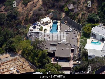 Esclusivo!! Ryan Phillippe avrebbe pagato $7,175 milioni di dollari per questa casa di Hollywood Hills che, secondo l'ufficio della Los Angeles County Assessor, è di 5.033 metri quadrati. La casa a cinque camere da letto e sette bagni è descritta come un capolavoro 'Zen' e dispone di suite a tre camere da letto più una grande suite padronale privata separata, laghetto koi, pavimenti in acero, bar con fondo all'acquario, sala da pranzo con porte a schermo Shoji, palestra, ufficio e sala multimediale. Le caratteristiche esterne della tenuta di .52 acri includono splendide vedute della citta' e dell'oceano, piscina eco-compatibile di 60 piedi, doccia esterna, caminetto, bar, gazebo e salone Foto Stock