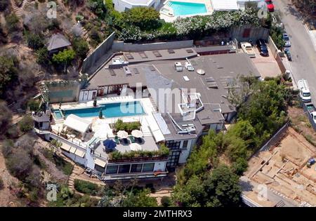 Esclusivo!! Ryan Phillippe avrebbe pagato $7,175 milioni di dollari per questa casa di Hollywood Hills che, secondo l'ufficio della Los Angeles County Assessor, è di 5.033 metri quadrati. La casa a cinque camere da letto e sette bagni è descritta come un capolavoro 'Zen' e dispone di suite a tre camere da letto più una grande suite padronale privata separata, laghetto koi, pavimenti in acero, bar con fondo all'acquario, sala da pranzo con porte a schermo Shoji, palestra, ufficio e sala multimediale. Le caratteristiche esterne della tenuta di .52 acri includono splendide vedute della citta' e dell'oceano, piscina eco-compatibile di 60 piedi, doccia esterna, caminetto, bar, gazebo e salone Foto Stock