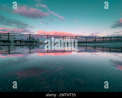 Un vivace cielo di caramelle di cotone sul mare a san Francisco Foto Stock