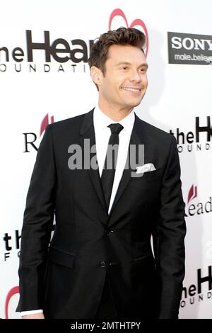 Ryan Seacrest arriva al 'Heart Foundation GALA' tenutosi all'Hollywood Palladium. Ryan, secondo quanto riferito, ha fatto sventolarsi la sua ragazza Julianne Hough e i fan dell'"American Idol" quando ha sorprendentemente fatto apparire come se avesse intenzione di far scoppiare la domanda al suo amore di un anno in diretta in aria. Seacrest, 37 anni, sembrava aver preso la sua ragazza fuori guardia quando le chiese di tenere il microfono durante una pausa dalle performance dei Top 4 concorrenti. "C'è qualcosa che mi è stato in mente per un po'", Seacrest chiese Hough, 23 anni. Dopo aver toccato lentamente la tasca della giacca e tirato fuori un Foto Stock