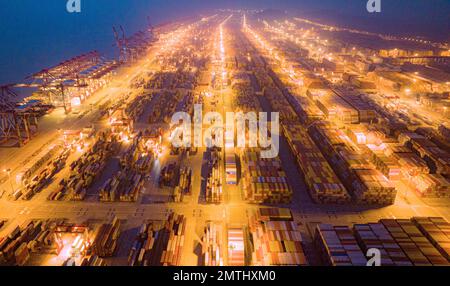 SHANGHAI, CINA - 1 FEBBRAIO 2023 - Foto aerea scattata il 1 febbraio 2023 mostra diverse grandi navi da carico che trasportano container a Yangshan Deep-Water Por Foto Stock