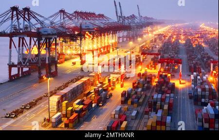 SHANGHAI, CINA - 1 FEBBRAIO 2023 - Foto aerea scattata il 1 febbraio 2023 mostra diverse grandi navi da carico che trasportano container a Yangshan Deep-Water Por Foto Stock