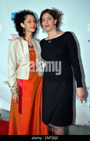 L'attrice Suheir Hammad e la regista Annemarie Jacir alla proiezione di 'Salt of This Sea' a New York, NY 4/30/09. . Foto Stock