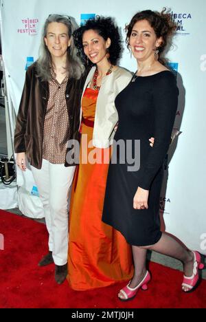 Il produttore Joslyn Barns, l'attrice Suheir Hammad e la regista Annemarie Jacir alla proiezione di 'Salt of This Sea' a New York, NY 4/30/09. Foto Stock