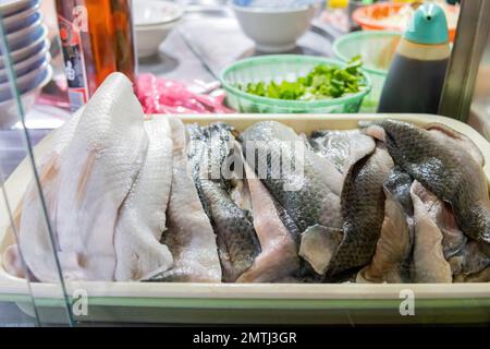 Primo piano di una fetta cruda di pesce della Milkfish nel tradizionale mercato notturno di Nanjichang a Taipei, Taiwan Foto Stock