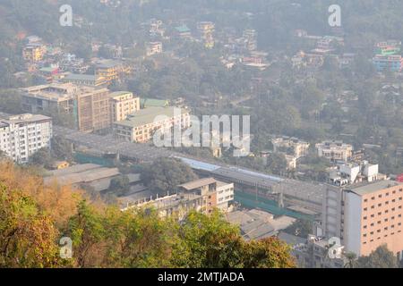 Sono in corso lavori di costruzione sul ponte PROGRESS Flyover della zona di maligaon per facilitare la congestione del traffico Foto Stock