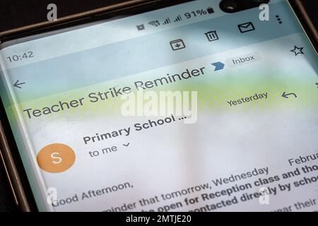 Promemoria e-mail di sciopero dell'insegnante sullo schermo dello smartphone in inghilterra, regno unito. Foto Stock