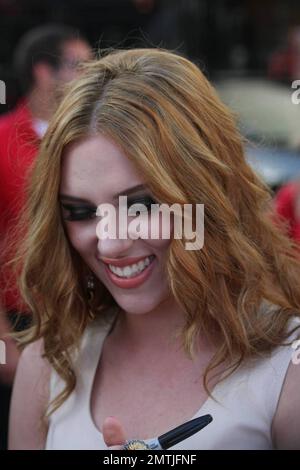 Scarlett Johansson si ferma per firmare autografi a Comic-con a San Diego, CA. 7/25/09. Foto Stock
