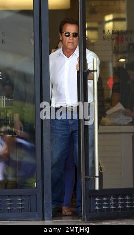 Indossando un abito in stile occidentale completo di stivali da cowboy in coccodrillo verde, Arnold Schwarzenegger si unisce alla figlia Christina per fare shopping al Barney's New York di Los Angeles, California. 8/8/11. Foto Stock