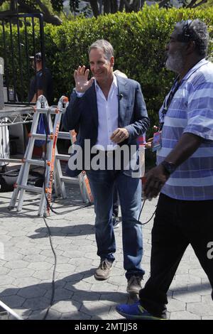 La star di “NCIS: New Orleans” Scott Bakula fa parte del programma Extra Entertainment con Mario Lopez, ospite dell’Universal CityWalk di Los Angeles, California. Luglio 18, 2014. Foto Stock