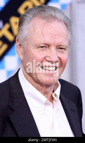 Jon Voight cammina sul tappeto rosso alla prima mondiale di ÒSecretariatÓ che si tiene al Teatro El Capitan. 'Secretariata' racconta la storia di Penny Chenery, proprietario del 1973 Triple Crown-Winning Horse Secretariat. Los Angeles, California. 09/30/10. Foto Stock