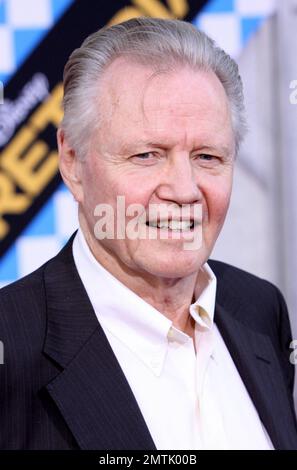 Jon Voight cammina sul tappeto rosso alla prima mondiale di ÒSecretariatÓ che si tiene al Teatro El Capitan. 'Secretariata' racconta la storia di Penny Chenery, proprietario del 1973 Triple Crown-Winning Horse Secretariat. Los Angeles, California. 09/30/10. . Foto Stock