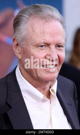 Jon Voight cammina sul tappeto rosso alla prima mondiale di ÒSecretariatÓ che si tiene al Teatro El Capitan. 'Secretariata' racconta la storia di Penny Chenery, proprietario del 1973 Triple Crown-Winning Horse Secretariat. Los Angeles, California. 09/30/10. . Foto Stock