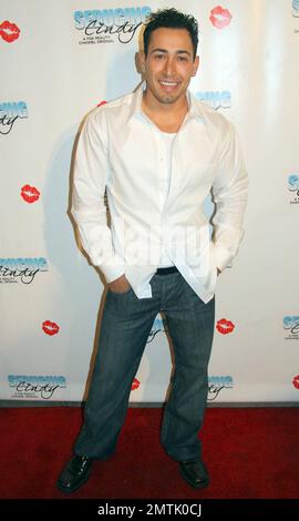 Art Ortiz celebra il finale della serie di successo di Fox Reality "Seducing Cindy", con Cindy Margolis e il suo cast di pretendenti, a Guy's North, a Studio City, California. 03/18/10. . Foto Stock