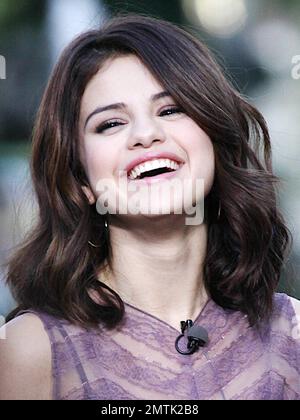L'attrice Selena Gomez è molto animata mentre si unisce a Mario Lopez per un'intervista sullo show televisivo 'Extra' al Grove. La giovane star Disney indossava una graziosa blusa con motivi floreali e pizzo con jeans. Los Angeles, California. 11/09/10. Foto Stock