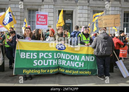 Londra, Regno Unito. 01st Feb, 2023. MEMBRI DEL PCS al di fuori dell'ufficio del gabinetto. Migliaia di partecipanti al marzo. Il TUC (congresso sindacale commerciale) e molti sindacati, tra cui il PCS (Public and CommercialServices Union), Teacher's Unions e altri marzo attraverso Londra per chiedere condizioni migliori e pagare oggi, a partire da Portland Square che termina in Parliament Square e che termina fuori Downing Street a Whitehall, Dove un palco a vede i relatori e una petizione viene poi consegnata a Downing Street. Credit: Imageplotter/Alamy Live News Foto Stock