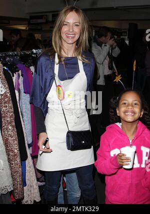 Trinny Woodhall aiuta fuori al Selfridges veramente grande Garage sale. L'evento ha incluso donazioni da una serie di celebrità tra cui Rachel Weiss, Kate Moss, Jemima Khan e Gwyneth Paltrow con tutti i proventi vanno a beneficenza Mothers4children. Londra, Regno Unito. 11/14/10. Foto Stock