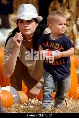 Selma Blair con suo figlio Arthur Saint Bleick sono stati avvistati entrando nel umore di festa pagando una visita al sig. Bones Pumpkin Patch dove Arthur goduto un giro del pony mentre Selma ha posto per le immagini. Los Angeles, California. 13th ottobre 2012. Foto Stock