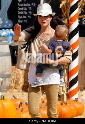 Selma Blair con suo figlio Arthur Saint Bleick sono stati avvistati entrando nel umore di festa pagando una visita al sig. Bones Pumpkin Patch dove Arthur goduto un giro del pony mentre Selma ha posto per le immagini. Los Angeles, California. 13th ottobre 2012. Foto Stock