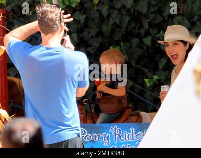 Selma Blair con suo figlio Arthur Saint Bleick sono stati avvistati entrando nel umore di festa pagando una visita al sig. Bones Pumpkin Patch dove Arthur goduto un giro del pony mentre Selma ha posto per le immagini. Los Angeles, California. 13th ottobre 2012. Foto Stock