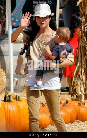 Selma Blair con suo figlio Arthur Saint Bleick sono stati avvistati entrando nel umore di festa pagando una visita al sig. Bones Pumpkin Patch dove Arthur goduto un giro del pony mentre Selma ha posto per le immagini. Los Angeles, California. 13th ottobre 2012. Foto Stock