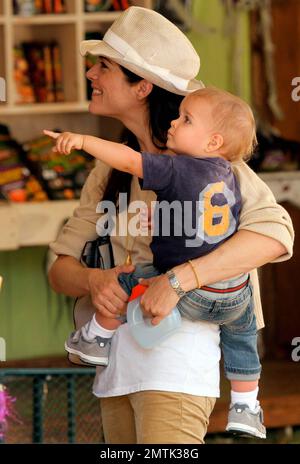 Selma Blair con suo figlio Arthur Saint Bleick sono stati avvistati entrando nel umore di festa pagando una visita al sig. Bones Pumpkin Patch dove Arthur goduto un giro del pony mentre Selma ha posto per le immagini. Los Angeles, California. 13th ottobre 2012. Foto Stock