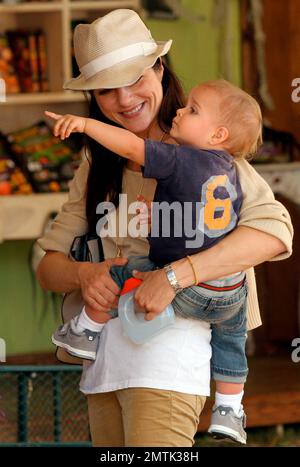 Selma Blair con suo figlio Arthur Saint Bleick sono stati avvistati entrando nel umore di festa pagando una visita al sig. Bones Pumpkin Patch dove Arthur goduto un giro del pony mentre Selma ha posto per le immagini. Los Angeles, California. 13th ottobre 2012. Foto Stock