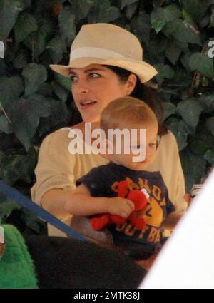 Selma Blair con suo figlio Arthur Saint Bleick sono stati avvistati entrando nel umore di festa pagando una visita al sig. Bones Pumpkin Patch dove Arthur goduto un giro del pony mentre Selma ha posto per le immagini. Los Angeles, California. 13th ottobre 2012. Foto Stock