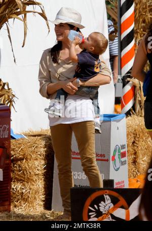 Selma Blair con suo figlio Arthur Saint Bleick sono stati avvistati entrando nel umore di festa pagando una visita al sig. Bones Pumpkin Patch dove Arthur goduto un giro del pony mentre Selma ha posto per le immagini. Los Angeles, California. 13th ottobre 2012. Foto Stock