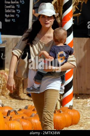 Selma Blair con suo figlio Arthur Saint Bleick sono stati avvistati entrando nel umore di festa pagando una visita al sig. Bones Pumpkin Patch dove Arthur goduto un giro del pony mentre Selma ha posto per le immagini. Los Angeles, California. 13th ottobre 2012. Foto Stock