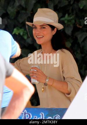 Selma Blair con suo figlio Arthur Saint Bleick sono stati avvistati entrando nel umore di festa pagando una visita al sig. Bones Pumpkin Patch dove Arthur goduto un giro del pony mentre Selma ha posto per le immagini. Los Angeles, California. 13th ottobre 2012. Foto Stock