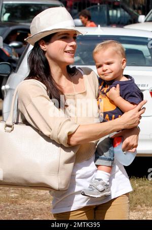 Selma Blair con suo figlio Arthur Saint Bleick sono stati avvistati entrando nel umore di festa pagando una visita al sig. Bones Pumpkin Patch dove Arthur goduto un giro del pony mentre Selma ha posto per le immagini. Los Angeles, California. 13th ottobre 2012. Foto Stock