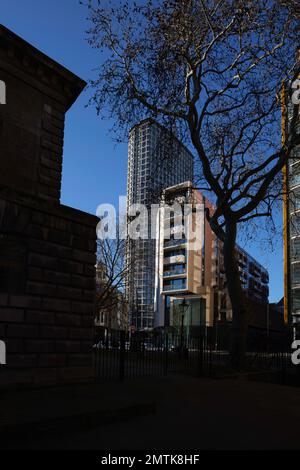 Londra - 02 27 2022: Vista del St Giles Shopping Center dalla chiesa di St Giles in the Fields Foto Stock