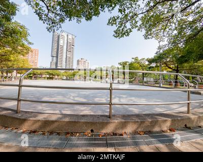 Vista soleggiata della pista di pattinaggio a rotelle nel Daan Forest Park a Taipei, Taiwan Foto Stock