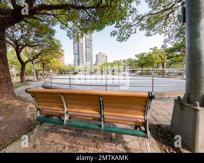 Vista soleggiata della pista di pattinaggio a rotelle nel Daan Forest Park a Taipei, Taiwan Foto Stock