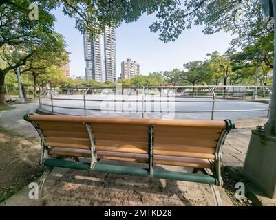 Vista soleggiata della pista di pattinaggio a rotelle nel Daan Forest Park a Taipei, Taiwan Foto Stock