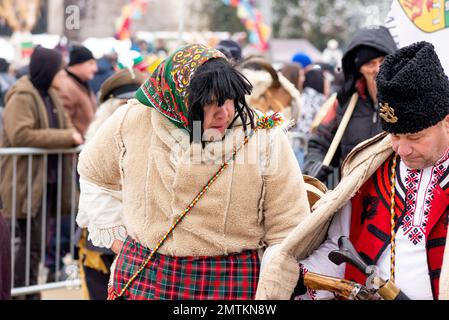 Ballerini Kukeri con le loro maschere dopo aver suonato al Surva International Masquerade and Mummers Festival di Pernik, Bulgaria, Europa orientale, Balcani, UE Foto Stock