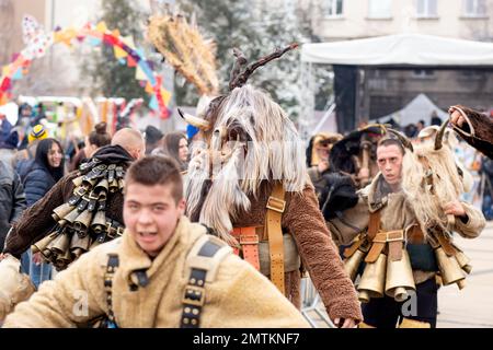 Ballerini Kukeri con le loro maschere dopo aver suonato al Surva International Masquerade and Mummers Festival di Pernik, Bulgaria, Europa orientale, Balcani, UE Foto Stock