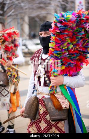 Ballerini dalla Bulgaria nordorientale con maschere fuori dopo aver suonato al Surva International Masquerade and Mummers Festival a Pernik, Bulgaria, Europa orientale, Balcani, UE Foto Stock