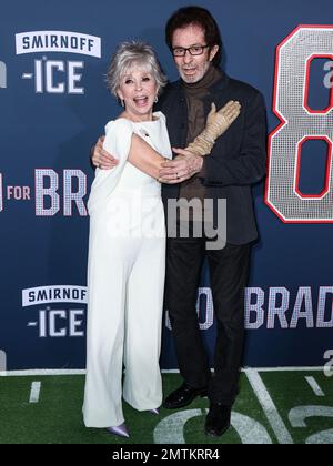 WESTWOOD, LOS ANGELES, CALIFORNIA, USA - 31 GENNAIO: Rita Moreno e George Chakiris arrivano al Los Angeles Premiere Screening of Paramount Pictures '80 for Brady' tenutosi al Regency Village Theatre il 31 gennaio 2023 a Westwood, Los Angeles, California, Stati Uniti. (Foto di Xavier Collin/Image Press Agency) Foto Stock