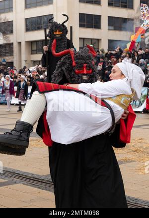 Ballerini mascherati provenienti dalla Serbia che raffigurano diavoli che si esibiscono al Surva International Masquerade and Mummers Festival di Pernik, Bulgaria, Europa, Balcani, UE Foto Stock