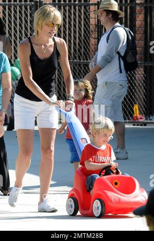 Sharon Stone porta i suoi 3 figli Roan, Laird e Quinn nel parco. Los Angeles, California. 7/31/09. Foto Stock