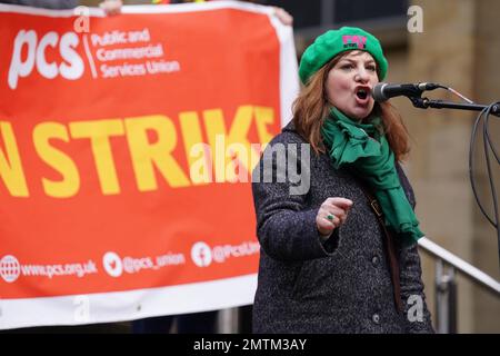 Andrene Bamford, presidente nazionale del SIE, parla durante un raduno di protezione del diritto allo sciopero organizzato dallo STUC, ai gradini di Donald Dewar su Buchanan Street, Glasgow, per protestare contro i controversi piani del governo per una nuova legge sui livelli minimi di servizio durante gli scioperi. Data immagine: Mercoledì 1 febbraio 2023. Foto Stock