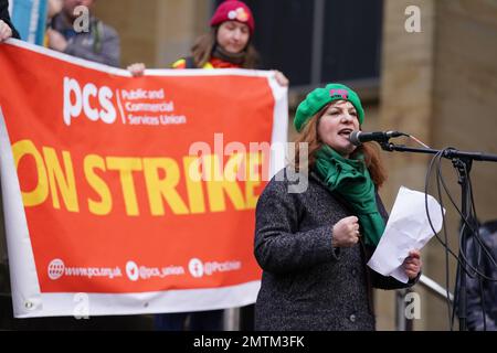 Andrene Bamford, presidente nazionale del SIE, parla durante un raduno di protezione del diritto allo sciopero organizzato dallo STUC, ai gradini di Donald Dewar su Buchanan Street, Glasgow, per protestare contro i controversi piani del governo per una nuova legge sui livelli minimi di servizio durante gli scioperi. Data immagine: Mercoledì 1 febbraio 2023. Foto Stock