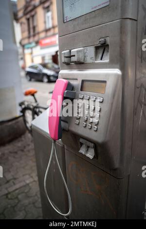 01 febbraio 2023, Hesse, Francoforte sul meno: Un telefono pubblico a pagamento si trova ancora nel quartiere Bornheim di Francoforte, sulla Berger Straße. Dopo che il pagamento delle monete è stato disattivato nei 12.000 telefoni rimanenti a livello nazionale nel novembre 2022, anche la funzione di pagamento con le carte telefoniche è stata interrotta a partire dalla fine di gennaio 2023, e con essa l'intero servizio di telecomunicazioni presso i pilastri o cabine telefoniche. Dopo 142 anni, questo segna la fine di un'era. Foto: Frank Rumpenhorst/dpa Foto Stock