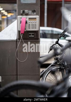 01 febbraio 2023, Hesse, Francoforte sul meno: Un telefono pubblico a pagamento si trova ancora nel quartiere Bornheim di Francoforte, sulla Berger Straße. Dopo che il pagamento delle monete è stato disattivato nei 12.000 telefoni rimanenti a livello nazionale nel novembre 2022, anche la funzione di pagamento con le carte telefoniche è stata interrotta a partire dalla fine di gennaio 2023, e con essa l'intero servizio di telecomunicazioni presso i pilastri o cabine telefoniche. Dopo 142 anni, questo segna la fine di un'era. Foto: Frank Rumpenhorst/dpa Foto Stock