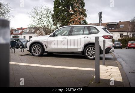 01 febbraio 2023, Hesse, Francoforte sul meno: Un grande SUV (marchio BMW) è parcheggiato in un parcheggio dei residenti nel quartiere di Bornheim. L'Associazione tedesca delle città ha criticato la tendenza verso le grandi auto e ha portato in gioco tariffe di parcheggio più elevate per SUV e altre grandi auto. Foto: Frank Rumpenhorst/dpa Foto Stock