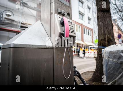 01 febbraio 2023, Hesse, Francoforte sul meno: Un telefono pubblico a pagamento si trova ancora nel quartiere Bornheim di Francoforte, sulla Berger Straße. Dopo che il pagamento delle monete è stato disattivato nei 12.000 telefoni rimanenti a livello nazionale nel novembre 2022, anche la funzione di pagamento con le carte telefoniche è stata interrotta a partire dalla fine di gennaio 2023, e con essa l'intero servizio di telecomunicazioni presso i pilastri o cabine telefoniche. Dopo 142 anni, questo segna la fine di un'era. Foto: Frank Rumpenhorst/dpa Foto Stock