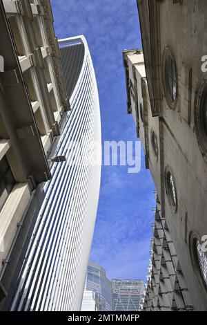 Londra, Inghilterra, Regno Unito. 20 Fenchurch Street / The Walkie Talkie (a sinistra) e St Margaret Pattens Church, Eastcheap in Rood Lane EC3 Foto Stock